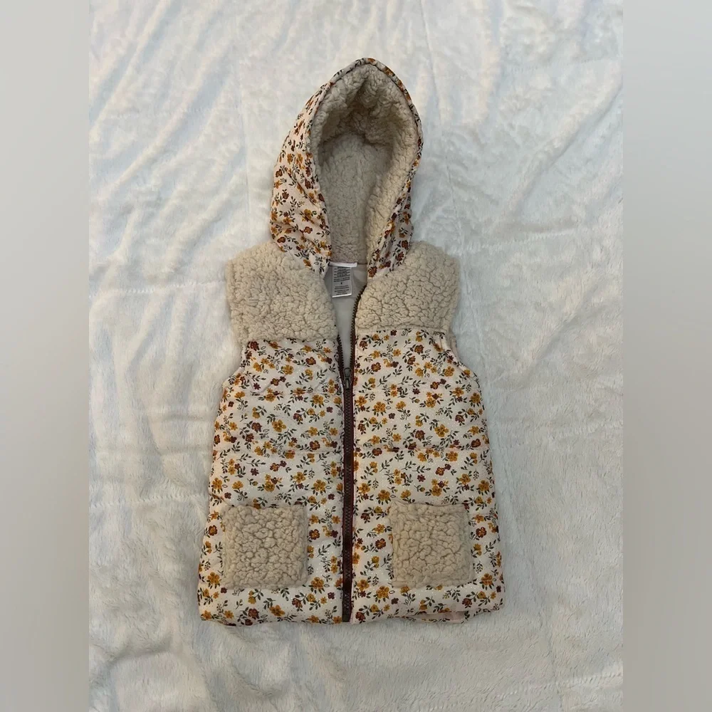 💥 2/$15!! Girl’s Little Lass Floral Puffer Vest